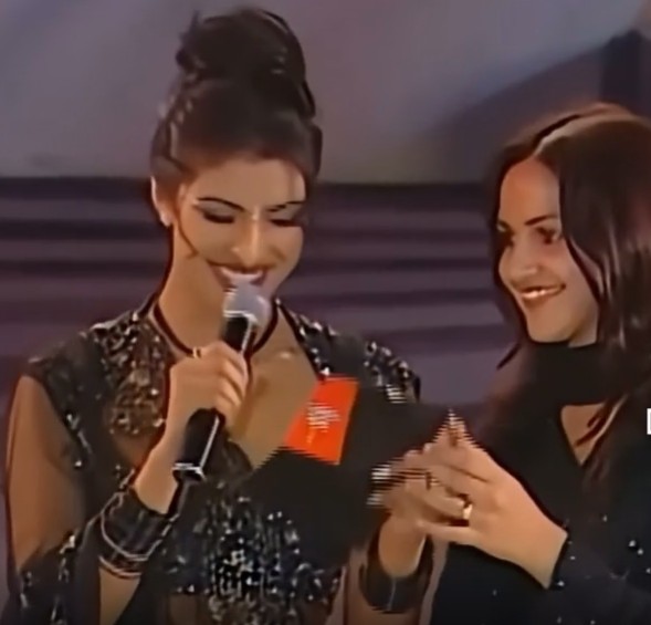 धर्मेंद्र की लाडली ने जब देसी गर्ल के साथ कर दिया था खेल, हाथ में माइक लिए बस देखती रह गईं प्रियंका चोपड़ा