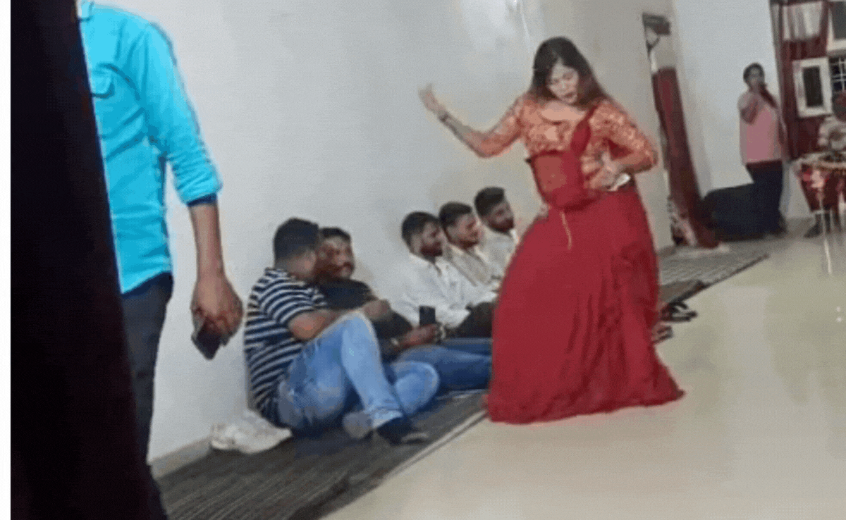 'सैंया जी दिलवा मांगेंगे'...गाने पर वन विभाग के रेस्ट हाउस में अश्लील डांस, वीडियो हो रहा वायरल