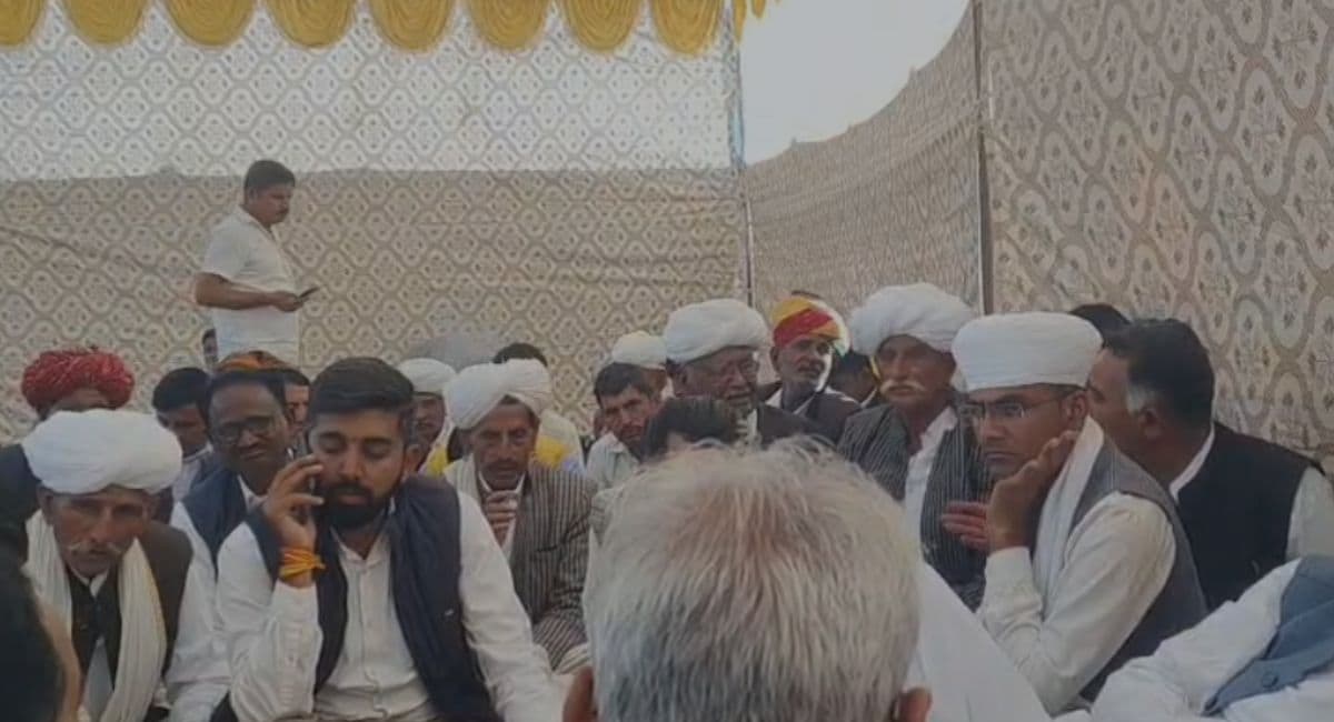 धरने पर बैठे लोग और कांग्रेस नेता. धरने पर बैठे लोग और कांग्रेस नेता.