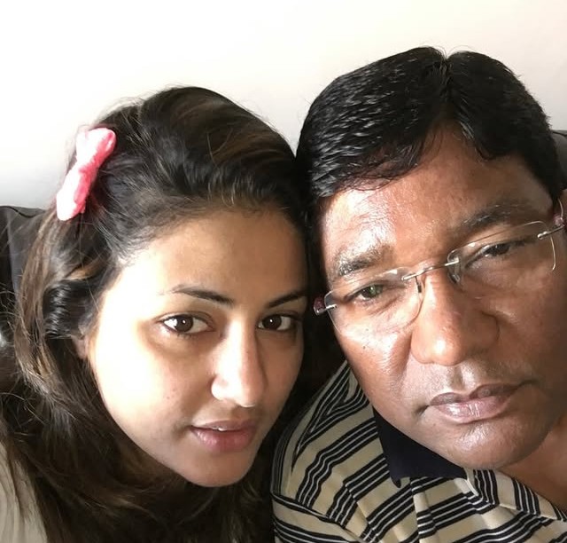 Hina Khan Recalls 'Very Low' 2016 Moment With Her Late Father: "Cried In His Arms Right Before This Selfie"