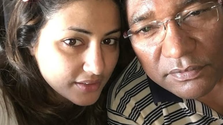 Hina Khan Recalls 'Very Low' 2016 Moment With Her Late Father: "Cried In His Arms Right Before This Selfie"