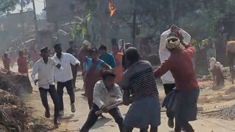 प्रेमी युगल के फरार होते ही गांव में बवाल! आपस में भिड़े लड़का-लड़की के घरवाले, जमकर चले लाठी-डंडे