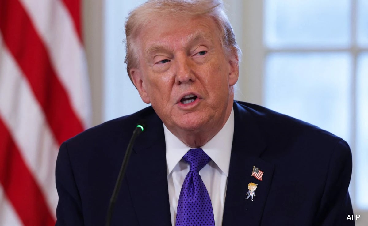 Donald Trump zegt dat “grote kracht” op weg is naar Iran, terwijl de VS “nauwlettend in de gaten houden”