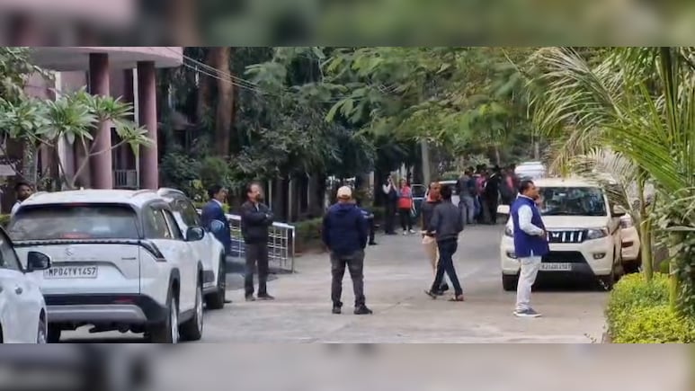 शिक्षक भर्ती घोटाला: राजस्थान की टीम ने MP में मारा छापा, देर रात तक चली जांच में 67 अभ्यर्थियों की डिग्रियां और दस्तावेज जब्त&nbsp;