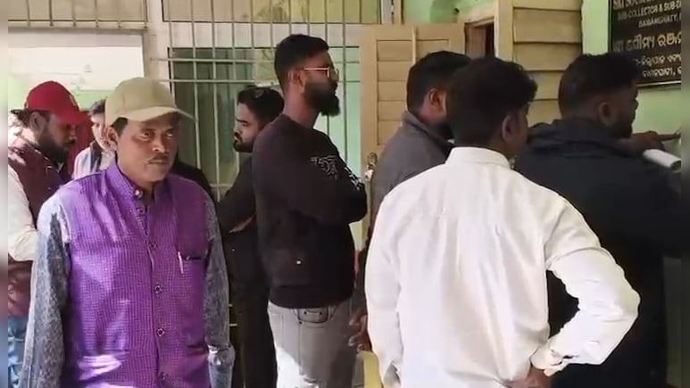 नाबालिग से प्रेम के आरोप में युवक को तालिबानी सज़ा, युवक को निर्वस्त्र कर सड़कों पर घुमाया और बनाया वीडियो