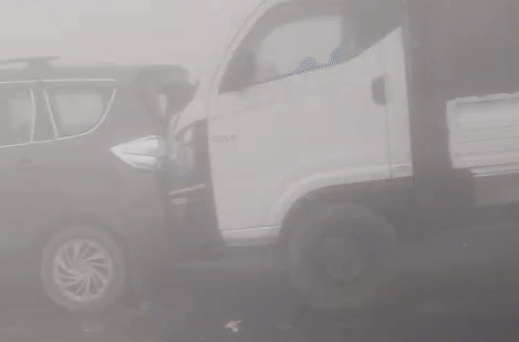 यूपी में कोहरे का कोहराम: ग्रे.नोएडा में इंजीनियर की मौत, कानपुर में राहगीरों को रौंदा, कई जगह भिड़े वाहन
