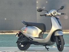 Bajaj Chetak C25 पर मिल रहा है भारी Discount, जानिए कहां और किसे मिलेगी सबसे सस्ती