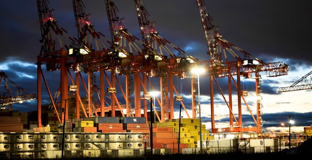 EU Freezes US Trade Deal Approval Over Greenland Threats