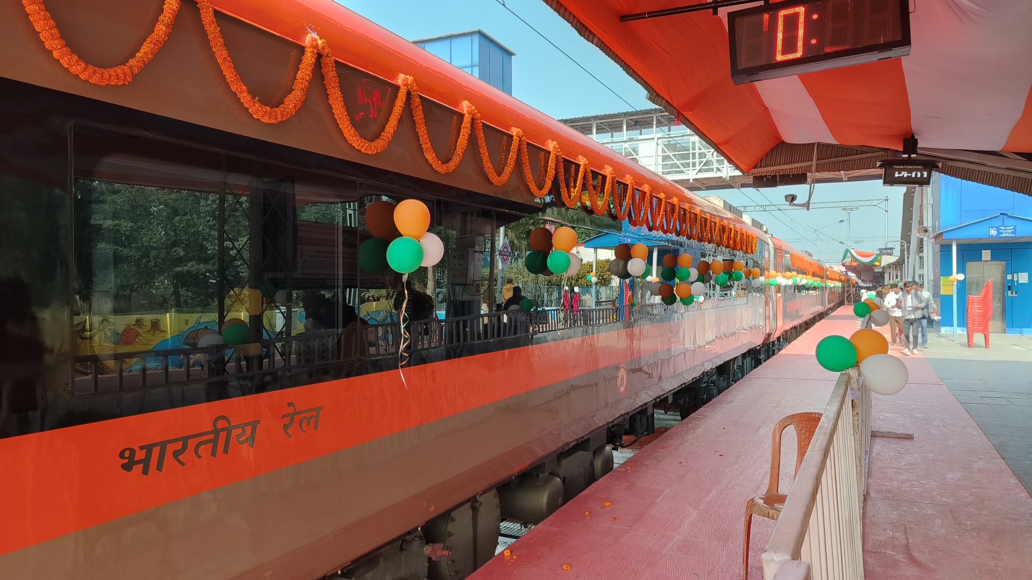 वंदे भारत स्लीपर ट्रेन को PM मोदी दिखाएंगे हरी झंडी, अंदर से देखिए, विदेशों की ट्रेन भूल जाएंगे