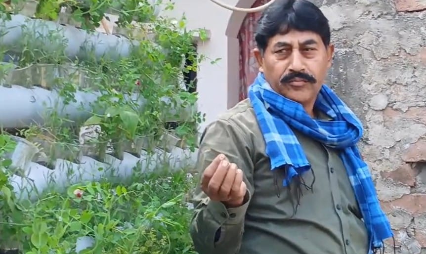 खेती की तकनीक के बारे में बताते अरुण.