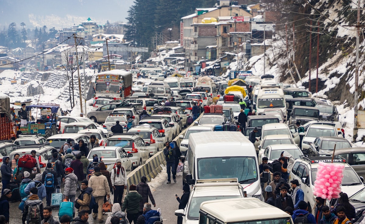 हिमाचल में मौसम ने ली करवट, लाहौल-स्पीति और मनाली में बर्फबारी शुरू; 4×2 और दोपहिया वाहनों पर प्रतिबंध