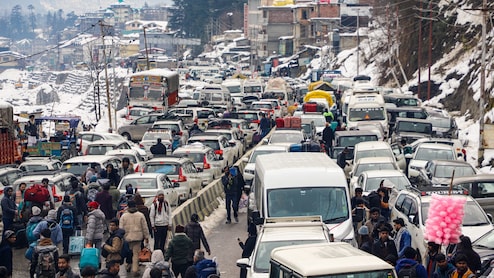 हिमाचल में मौसम ने ली करवट, लाहौल-स्पीति और मनाली में बर्फबारी शुरू; 4&times;2 और दोपहिया वाहनों पर प्रतिबंध