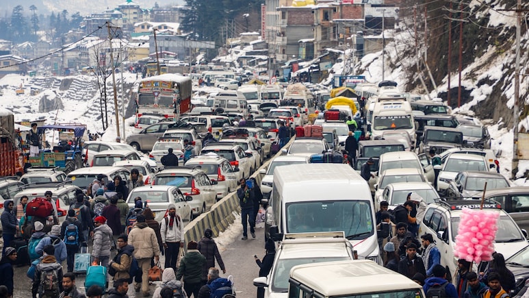 हिमाचल में मौसम ने ली करवट, लाहौल-स्पीति और मनाली में बर्फबारी शुरू; 4&times;2 और दोपहिया वाहनों पर प्रतिबंध