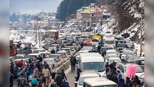 मनाली में फिर महाजाम! बारिश और बर्फबारी से फिर आफत की आहट, बसों की नो एंट्री, अभी भी रेंग रहीं कारें