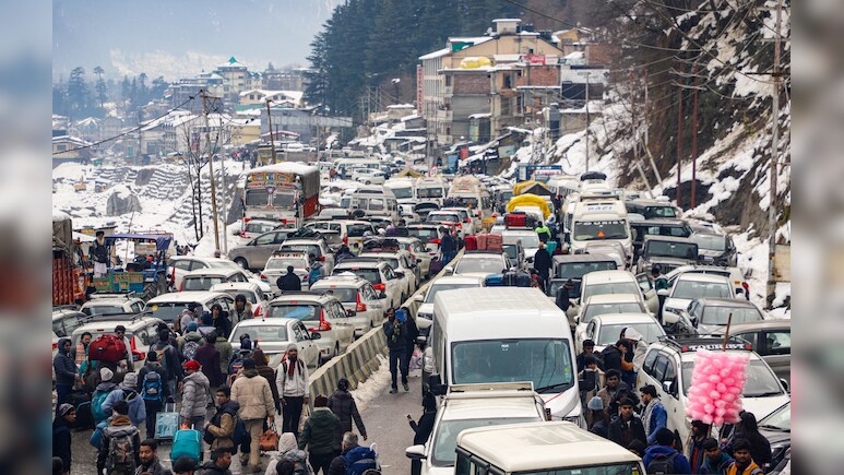 मनाली में फिर महाजाम! बारिश और बर्फबारी से फिर आफत की आहट, बसों की नो एंट्री, अभी भी रेंग रहीं कारें