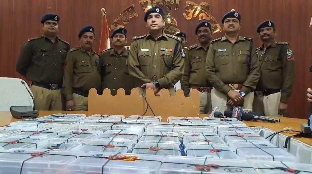 बरामद किए गए 46 किलोग्राम चांदी के आभूषणों के साथ एसपी अमन सिंह राठौड़