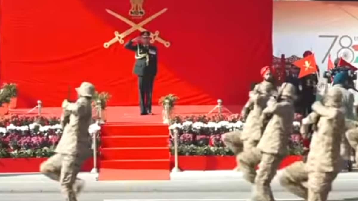 सेनाध्यक्ष जनरल उपेंद्र द्विवेदी को सलामी देती भैरव बटालियन सेनाध्यक्ष जनरल उपेंद्र द्विवेदी को सलामी देती भैरव बटालियन