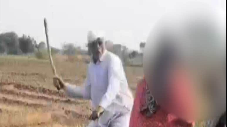 Nashik News: सून  किंचाळत होती अन् सासरा काठीने मारत होता; पोटच्या मुलाने शूट केला सर्व प्रकार, पाहा VIDEO