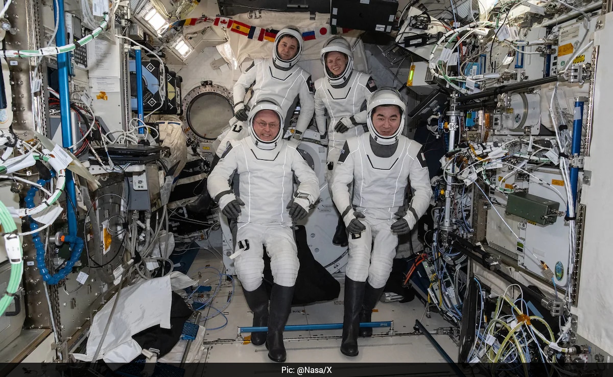 NASA Astronauts Begin Early Return Flight From ISS With Ailing Crew Member