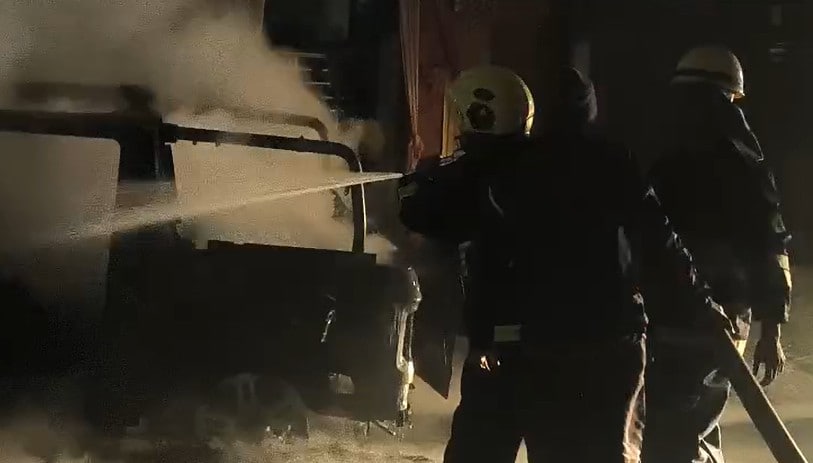 थार में लगी आग को बुझाने में लगे कर्मी.