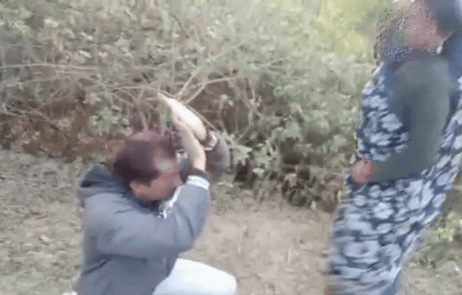 VIDEO: दुष्कर्म पीड़िता ने आरोपी को चप्पल से पीटा; लिफ्ट देने के बहाने किया रेप