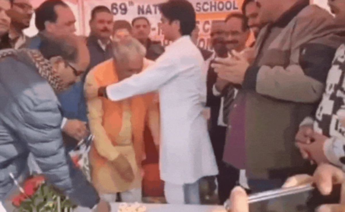 Video: BJP Leader, 73, Touches Feet Of Jyotiraditya Scindia's 31-Year-Old Son