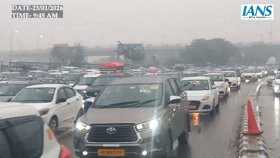 दिल्ली से लेकर गुरुग्राम तक बारिश ने थाम दी गाड़ियों की रफ्तार, 26 जनवरी की रिहर्सल से कई रास्ते बंद