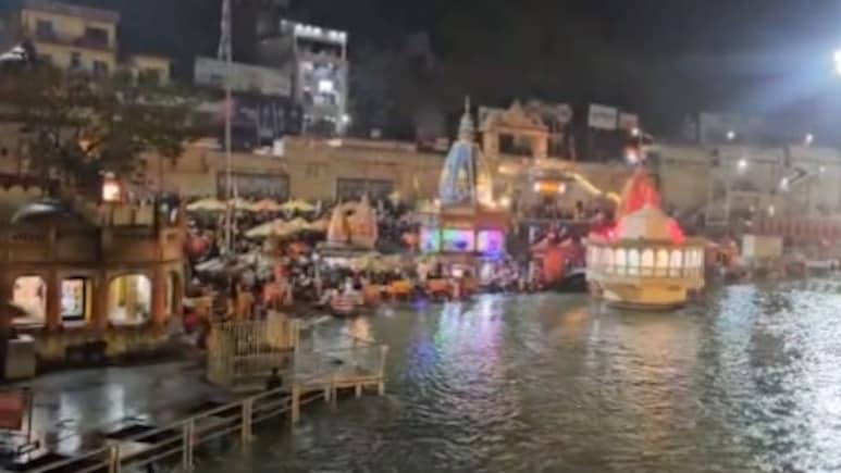 बसंत पंचमी पर भक्तिमय हुई धर्मनगरी, हरकी पैड़ी में आस्था की डुबकी लगा रहे श्रद्धालु