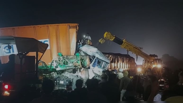 बनास नदी पुल पर खड़े कंटेनर को ट्रेलर ने मारी टक्कर, केबिन में फंसे ड्राइवर को 3 घंटे में न&zwj;िकाला&nbsp;