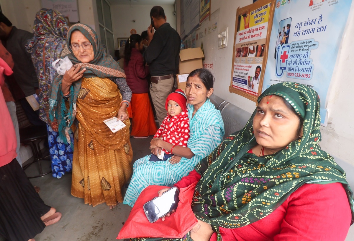 Indore Contaminated Water: इंदौर के एक क्लिन‍िक के बाहर मरीजों की भीड़.