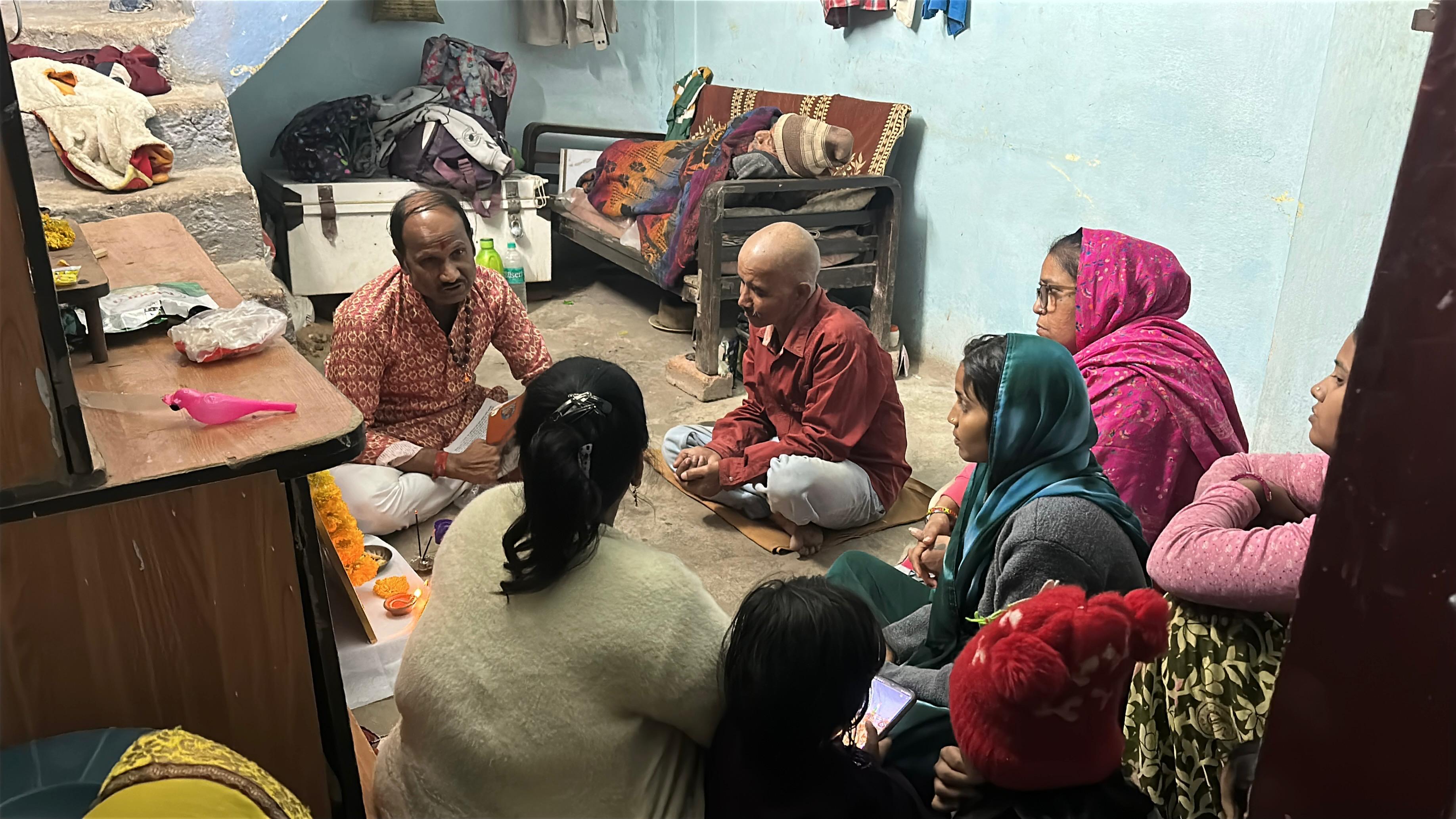 इंदौर के भागीरथपुरा की रहने वाली उर्मिला देवी अब इस दुनिया में नहीं हैं. उनका परिवार में गुस्सा इस बात का भी है कि कोई जनप्रतिनिधि उनसे मिलने नहीं आया. इंदौर के भागीरथपुरा की रहने वाली उर्मिला देवी अब इस दुनिया में नहीं हैं. उनका परिवार में गुस्सा इस बात का भी है कि कोई जनप्रतिनिधि उनसे मिलने नहीं आया.