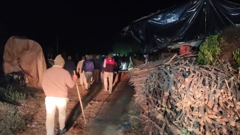 जहां बाघिन एसटी-22 और शावक का मूवमेंट, वहां बस गई अवैध बस्ती; कटाई रोकने गए वनकर्मियों को ग्रामीणों ने पीटा