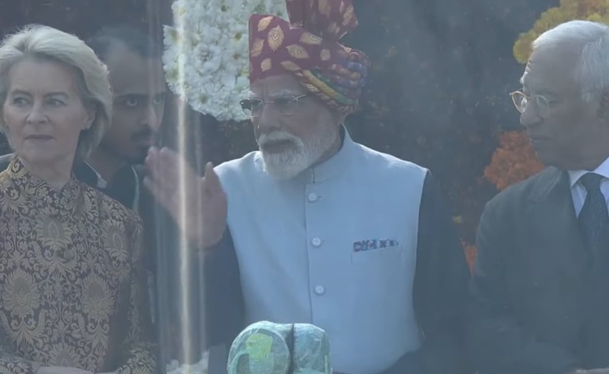 गणतंत्र दिवस परेड में परेड के बारे में विदेशी अतिथियों के बारे में बताते प्रधानमंत्री नरेंद्र मोदी. 