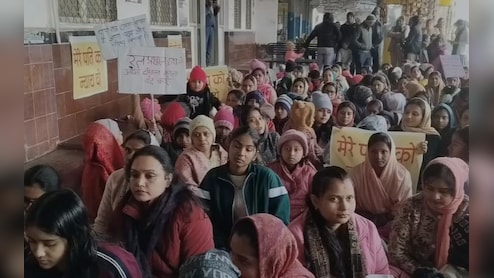 पापा का हो गया ट्रांसफर, बच्चे और मम्मी बैठ गए धरना पर, वो भी ठिठुरती ठंड में