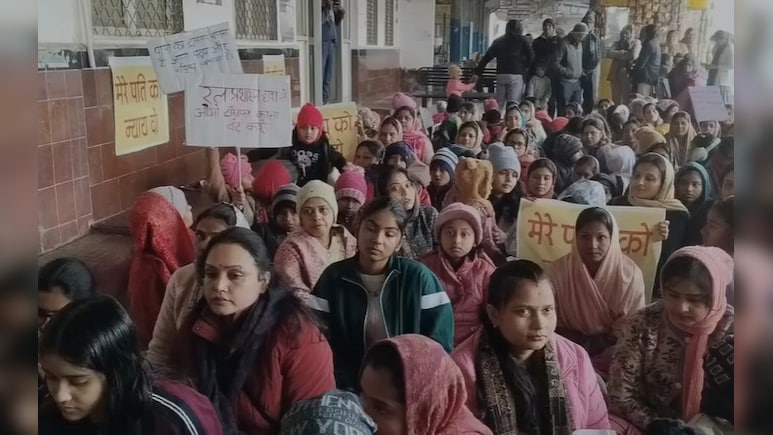 पापा का हो गया ट्रांसफर, बच्चे और मम्मी बैठ गए धरना पर, वो भी ठिठुरती ठंड में