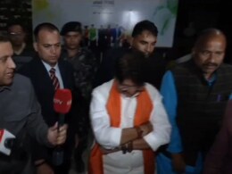 'तुम फोकट के प्रश्न मत पूछो..' इंदौर में गंदे पानी पीने से 11 की मौत, NDTV के सवाल पर भड़के कैलाश विजयवर्गीय, विवाद बढ़ने पर मांगी माफी