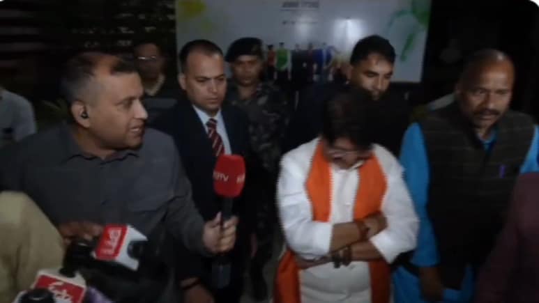 'तुम फोकट के प्रश्न मत पूछो..' इंदौर में गंदे पानी पीने से 11 की मौत, NDTV के सवाल पर भड़के कैलाश विजयवर्गीय, विवाद बढ़ने पर मांगी माफी