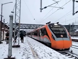 बर्फ की चादर में लिपटी वंदे भारत! कटरा से श्रीनगर तक सफेद वादियों में दौड़ी ट्रेन, देखें VIDEO