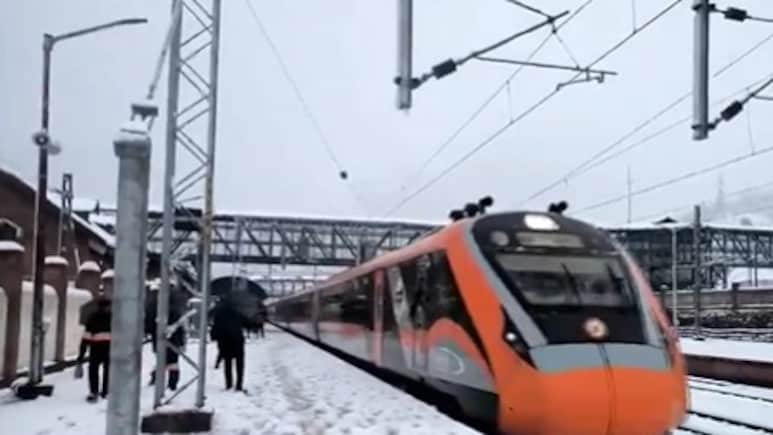 बर्फ की चादर में लिपटी वंदे भारत! कटरा से श्रीनगर तक सफेद वादियों में दौड़ी ट्रेन, देखें VIDEO