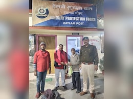 रतलाम स्टेशन में कुलियों ने पेश की ईमानदारी की मिसाल, रुपयों से भरा गुम बैग यात्री तक पहुंचवाया&nbsp;