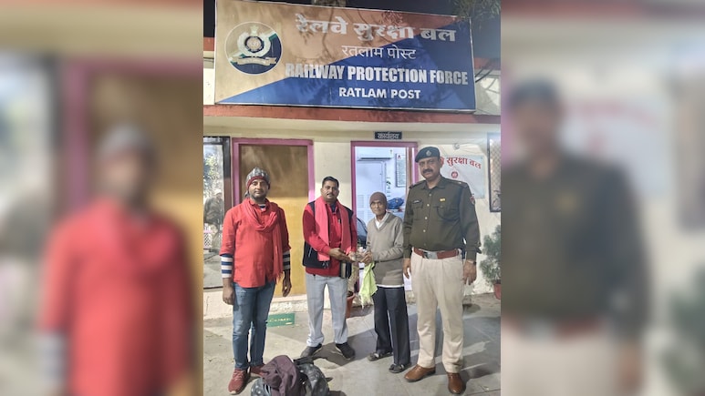 रतलाम स्टेशन में कुलियों ने पेश की ईमानदारी की मिसाल, रुपयों से भरा गुम बैग यात्री तक पहुंचवाया&nbsp;
