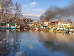 कश्‍मीर में डल लेक के किनारे गेस्‍ट हाउस में लगी भीषण आग