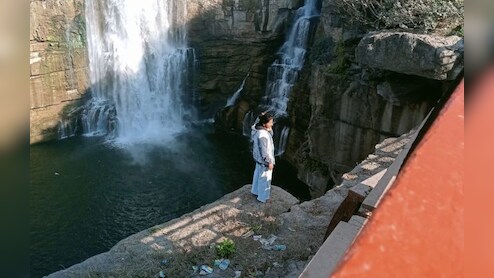 विश्व प्रसिद्ध पुरवा वाटरफॉल में आत्महत्या की कोशिश, पुलिस ने परिजनों की मदद से बचाई जान