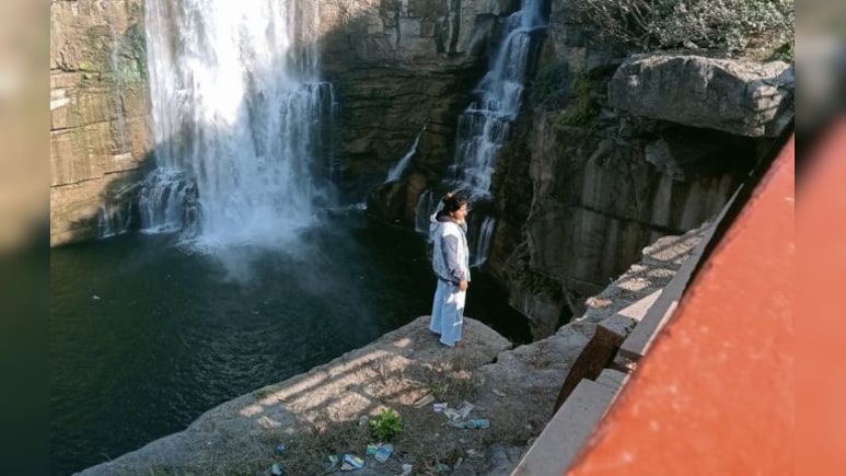 विश्व प्रसिद्ध पुरवा वाटरफॉल में आत्महत्या की कोशिश, पुलिस ने परिजनों की मदद से बचाई जान