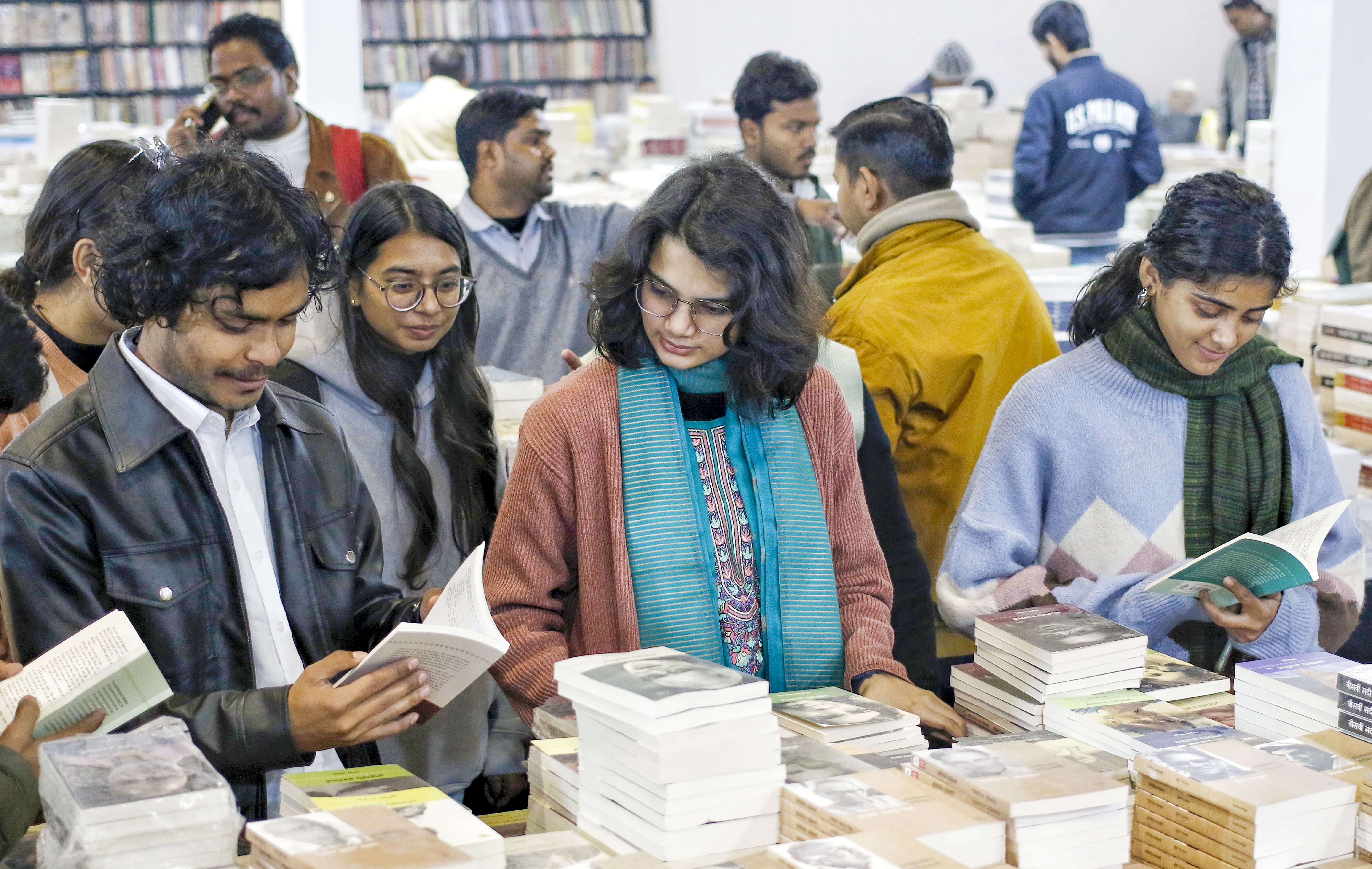 दिल्ली बुक फेयर में लाखों नई किताबें, AI और इंटरनेट पर दुनिया भर के कंटेंट के बावजूद कैसे टिकी हैं पुस्तकें