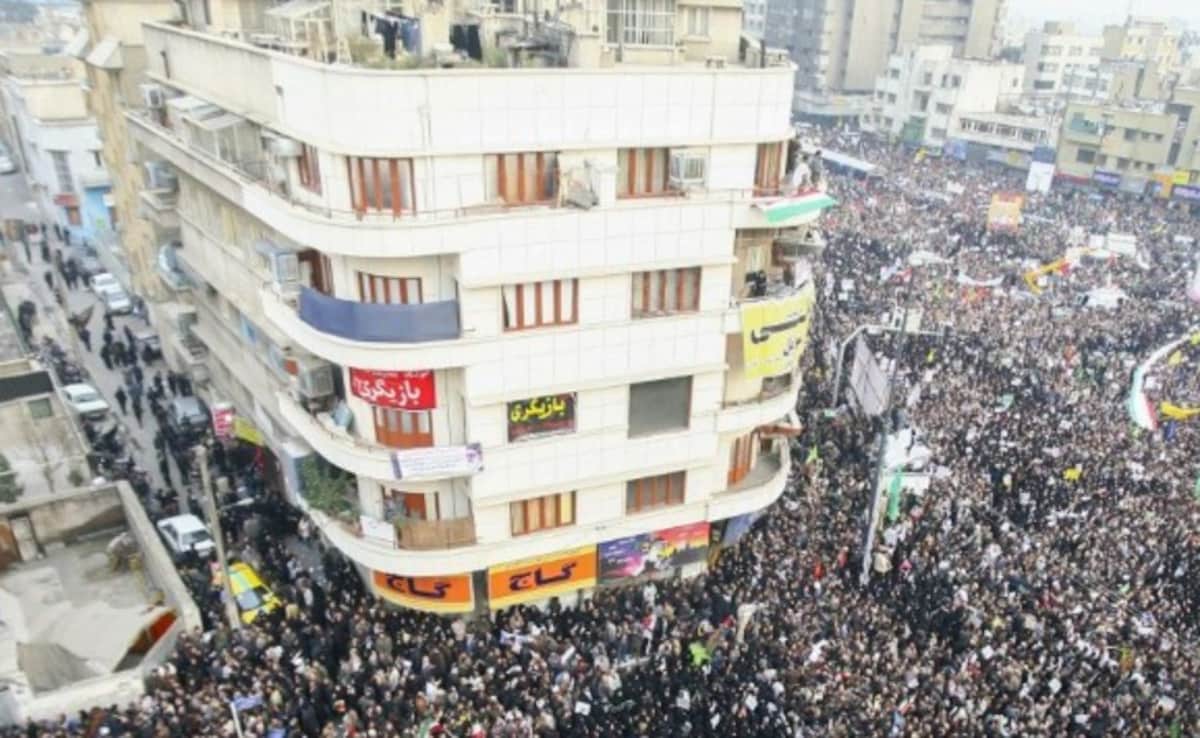 ग्रीन मूवमेंट के खिलाफ तेहरान में प्रदर्शन ग्रीन मूवमेंट के खिलाफ तेहरान में प्रदर्शन