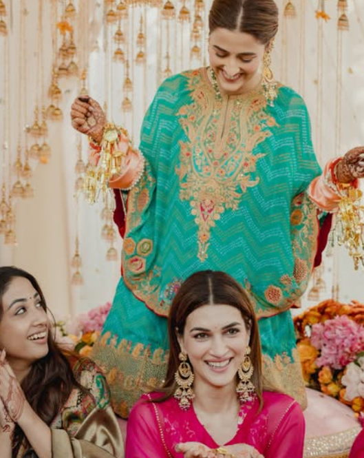 Watch: Nupur Sanon's Kaleeras Fall On Sister Kritis Hands At <i>Chooda</i> Ceremony