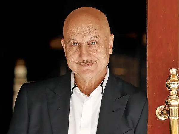 अनुपम खेर की दरियादिली, धर्मेंद्र को गिफ्ट किया स्मार्टफोन, दिल जीत लेगा वीडियो