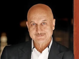 अनुपम खेर की दरियादिली, धर्मेंद्र को गिफ्ट किया स्मार्टफोन, दिल जीत लेगा वीडियो