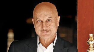 अनुपम खेर की दिखाई दरियादिली, धर्मेंद्र को गिफ्ट किया स्मार्ट फोन, दिल जीत लेगा वीडियो